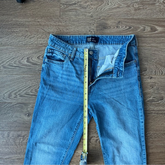 Gap Boyfriend Fit Lightwash Raw Hem Jeans - Picture 7 of 9